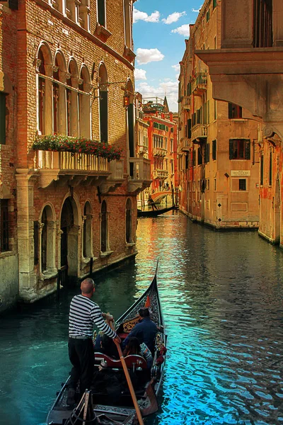 Veneza gondoleiro passeios turistas através dos canais de Veneza . — Fotografia de Stock