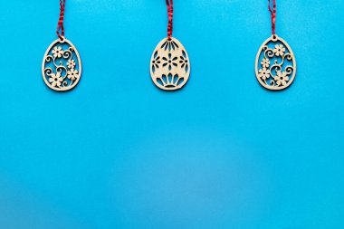 Üç şekilli ahşap yumurtalarla düz bir şekilde yatıyordu. Kopya alanı olan iplere asılıydı.