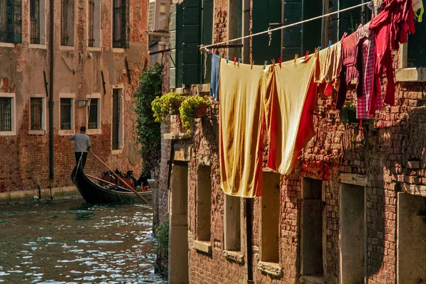 Stadsgezicht met linnengoed en een voorbijdrijvende gondel. Venetië, Italië — Stockfoto