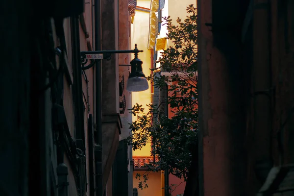 Calle estrecha atmosférica con linterna. Venecia, Italia —  Fotos de Stock