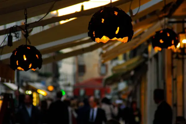 Creative lighted lanterns in a cozy evening street — Stock Photo, Image