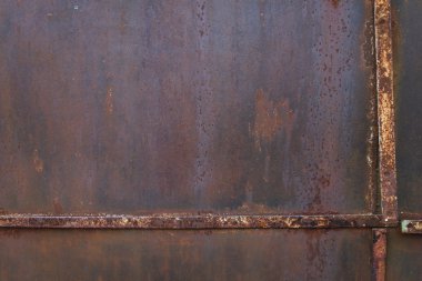 Pas ve metal çerçeve ile metal duvar