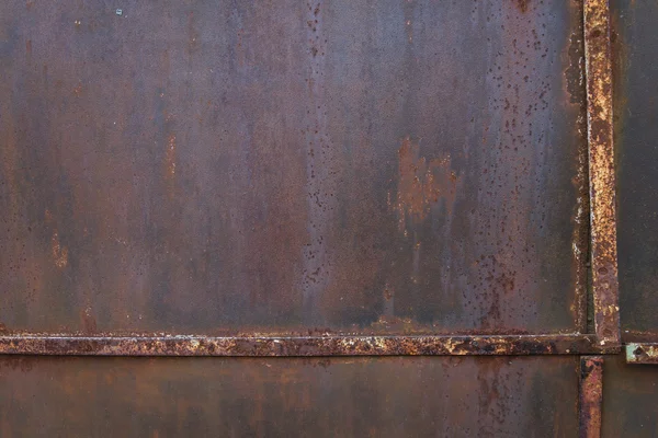 Pas ve metal çerçeve ile metal duvar