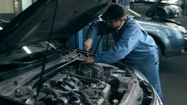 Mekanik teftiş yapan araba motoru 