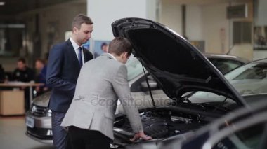 İstemci teftiş yapan araba motoru