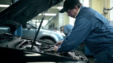 Mekanik teftiş yapan araba motoru 