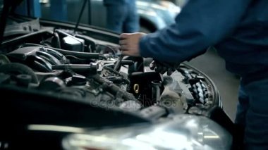 Mekanik teftiş yapan araba motoru 