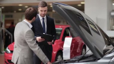 İstemci teftiş yapan araba motoru