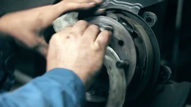 Mekanik teftiş yapan araba motoru 