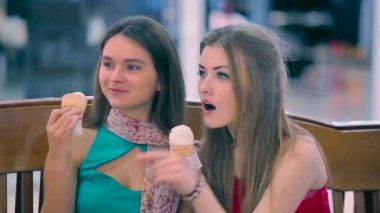 Bir dondurma yemek ve alışveriş merkezinde ne gördüklerini merak kızlar.