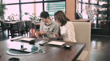 Restoranda yemekler seçme Çift