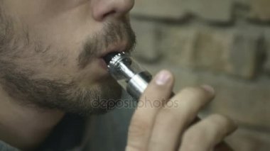 sakallı adam vape ile yakın çekim