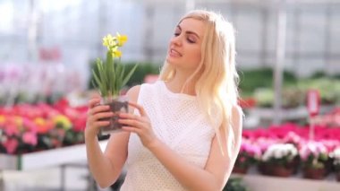 Nergis ile güzel bir kadın