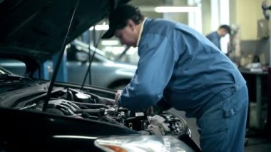 mekanik bakım araba motoru 