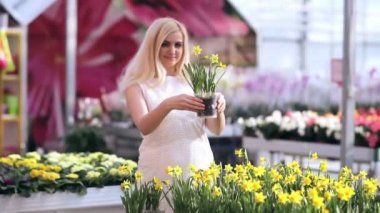 tencerede çiçekli kadın.