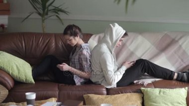 arka arkaya oturan öğrenciler.