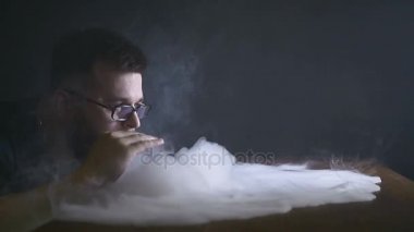 sakallı adam vape ile 