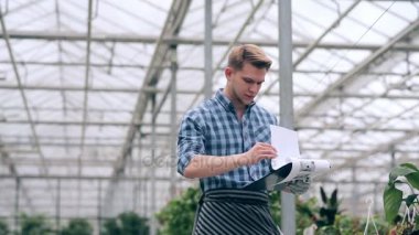 Serada fiyat listesi ile ilgilenen çiçekçi