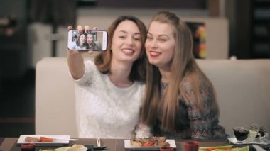 selfie yaparken dalga kadınlar