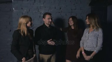 bir grup genç insan