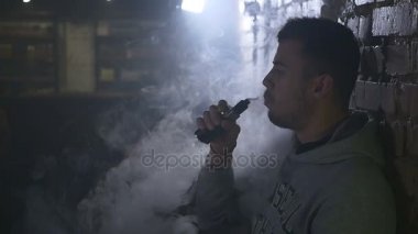 elektronik sigara ile adam