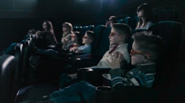 İnsanlar sinema 3d film izliyor. İnsanlar ellerini ve gülümseme alkışlar.