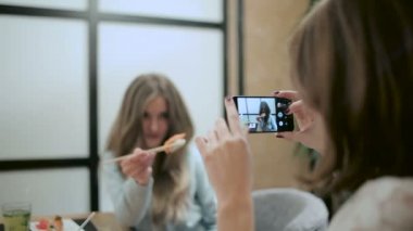 restoranda fotoğraf çekmeye arkadaşlar