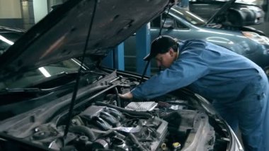 Mekanik teftiş yapan araba motoru 