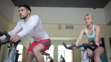 Çift sporcular üzerinde egzersiz bisikletleri