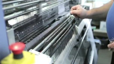 Adam yavaşça bir PIN koyar