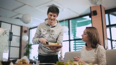 Restoranda genç bir çift  