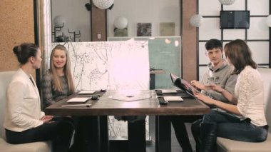 Gülümseyen arkadaşlar menü tartışmak