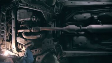 Makinist araba alt inceliyor