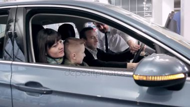 Satış Yöneticisi yeni bir araba seçiminde aile önerir. Araba satın alma bir araba Bayilik aile, potansiyel müşteriler.
