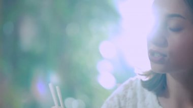 Kadında Japon restoranı. 