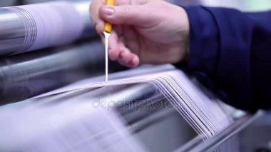 Kadın kroşe iplik düzeltiyor 