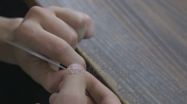 Tel ve bu iplik adam ellerini tutun 