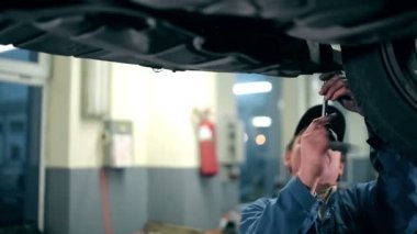 Mekanik teftiş yapan araba motoru 