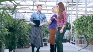 Çiçekçi yardım kız