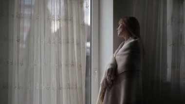 Beyaz sabahlık kadında 