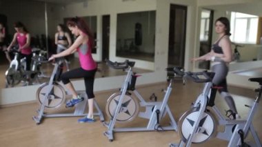 kondisyon bisikletleri üzerinde grup oturumları