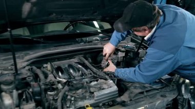 Mekanik teftiş yapan araba motoru 