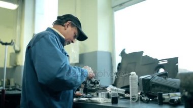 Mekanik teftiş yapan araba motoru 