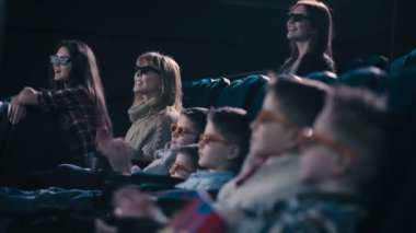 İnsanların film sinema izliyor. İnsanlar ellerini izle sırasında alkışlar.