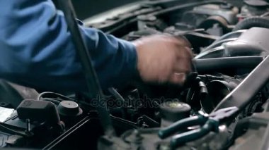 adam ellerini arabanın motoru teftiş