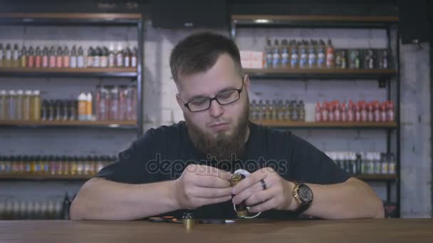 Vendedor segurando vape e girando-o . — Vídeo de Stock