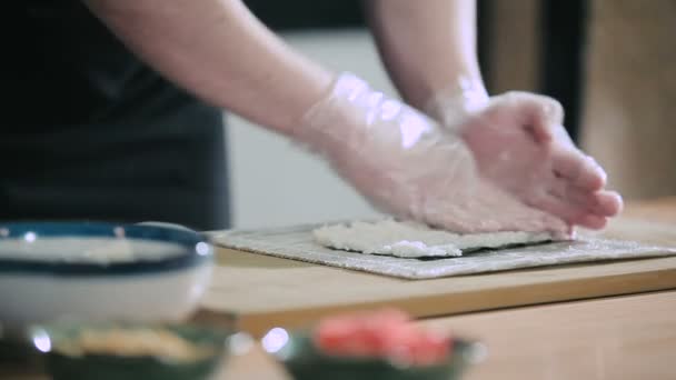 Chef de sushi preparando arroz — Vídeo de stock