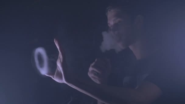 Handsome man smoking vape — Stock Video