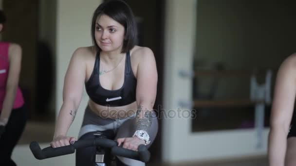 Grupo de fitness en bicicletas estáticas — Vídeo de stock