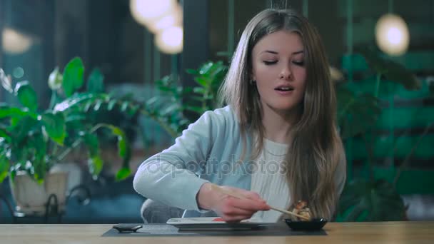 Mujer bonita disfrutando del sushi — Vídeos de Stock